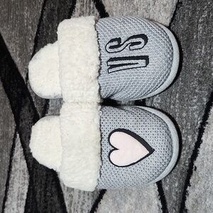 VICTORIA SECRET 2016 EMBROIDERED GRAY KNIT SHERPA LINED SLIPPERS MEDIUM